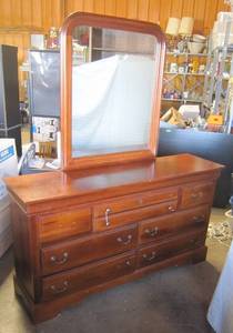 lot 658 image: dresser with mirror