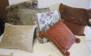lot 662 image: 6 throw pillows