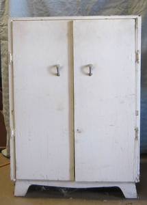 lot 663 image: white cabinet