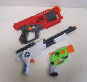 lot 672 image: 3 Foam Dart Guns