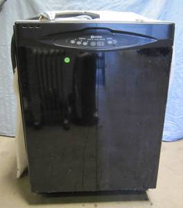 lot 679 image: Maytag Dishwasher