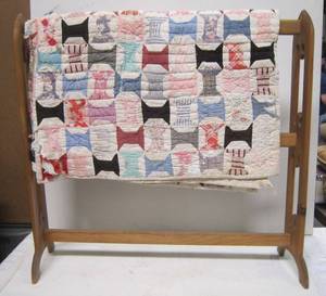 lot 686 image: Quilt w Solid Wood Quilt Rack
