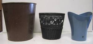 lot 689 image: 3 Wastebaskets
