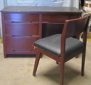 lot 692 image: Solid Wood Desk & Matching Chair