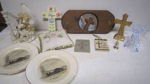 lot 694 image: Lot of Christian Decor