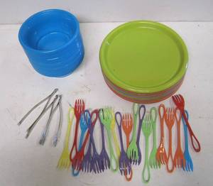 lot 736 image: Lot of Plastic Outdoor Dinnerwear