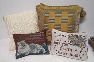 lot 743 image: Throw Pillows