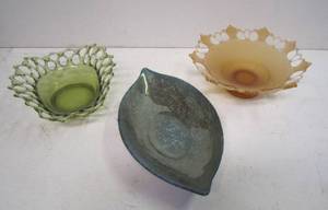 lot 749 image: 3 Decorative Glass Bowls