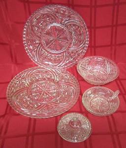 lot 767 image: 5 Pieces of Anchor Hocking Stars and Bars Glassware