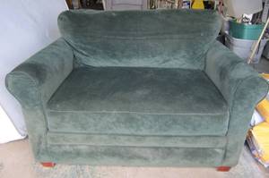 lot 791 image: Green loveseat with fold out bed