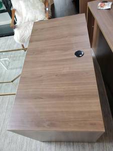 lot 22 image: Two Drawer Desk with Keys