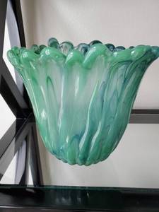 lot 27 image: Art Glass Vase