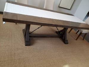 lot 34 image: Pottery Barn Linen Table Runner