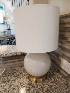 lot 38 image: Small Table Lamp