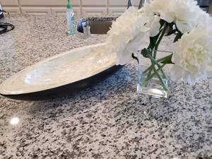 lot 43 image: DecMode Polystone White Inlay Oval Dish & Faux Flowers