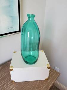 lot 99 image: Green Vase & White Lidded Box