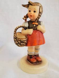 lot 9 image: Vintage Hummel - Girl with Basket