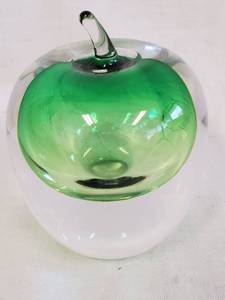 lot 17 image: 1995 Sweden Art Glass Apple Paperweight