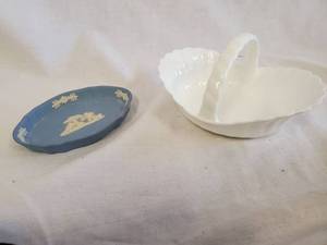 lot 20 image: Wedgwood White Basket & Blue Tray