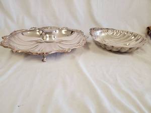 lot 26 image: Silverplate Shell Serving Dishes