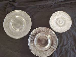 lot 33 image: Vintage Clear Decorative Plates