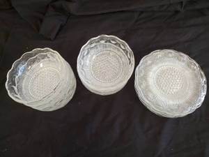 lot 34 image: Vintage Clear Sunflower Design Plates & Bowls
