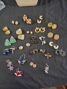 lot 72 image: Vintage Lot of Costume Earrings