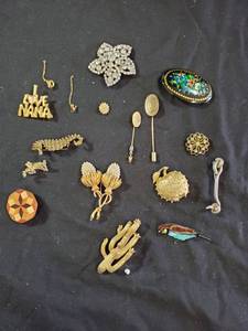 lot 81 image: Various Vintage Brooches, Pins, Hat Pins