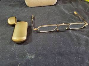 lot 87 image: Vintage Folding Reading Glass in Case