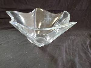 lot 98 image: Pinwheel Shaped Crystal Bowl