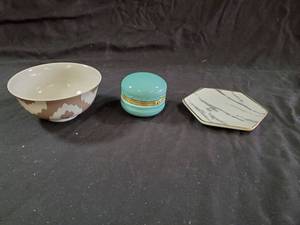 lot 101 image: Decorative Items
