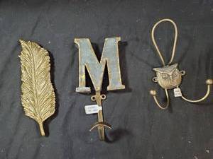 lot 111 image: Metal Wall DecorHooks