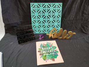 lot 112 image: Desk Accessories