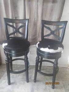 lot 1 image: &nbsp &nbspTOTAL OF 2&nbsp ANTIQUE&nbsp BLACK AND WHITE GENUINE COWHIDE AND WOOD&nbsp COUNTER&nbsp HEIGHT BAR STOOLS 32 FROM FLOOR TO SEAT&nbsp&nbspSEAT 17 DIAMETER&nbsp