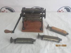lot 13 image: ANTIQUE 1906-1920 VITANTONIO PASTA MAKER MACHINE CAST IRON AND WOOD WITH EXTRA PASTA ROLLERDIES&nbsp