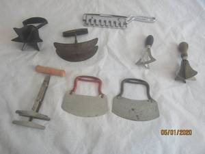 lot 14 image: TOTAL OF 8 PC ANTIQUE MEAT TENDERIZER &amp HAND HELD FOOD CHOPPERS&nbsp