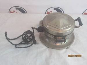 lot 23 image: ANTIQUE UNIVERSAL ELECTRIC&nbsp IRON WAFFLE MAKER BY LANDERS&nbsp FRARY &amp CLARK&nbsp