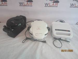 lot 27 image: TOTAL OF 3 SMALL KITCHEN APPLIANCES&nbsp&nbsp-COOKS WAFFLE MAKER&nbsp - BLACK &amp DECKER THE SHELL BAKER -BETTY CROCKER MINI MUFFIN MAKER&nbsp