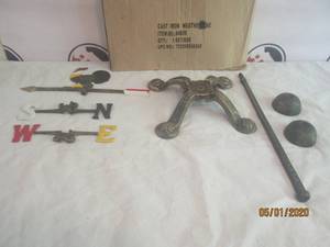 lot 33 image: VINTAGE RUSTIC ROOSTER WEATHERVANE WITH CAST IRON TRIPOD BASE 4656