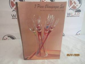lot 39 image: NEW IN BOX 7 PIECE CHAMPAGNE SET&nbsp&nbsp- 6 MINI CHAMPAGNE FLUTES WITH VASE&nbsp