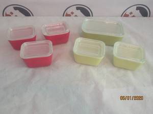 lot 46 image: TOTAL OF 6 VINTAGE PYREX REFRIGERATOR OVENWARE&nbsp DISHES WITH&nbsp &nbspGLASS&nbsp LIDS&nbsp&nbsp-GREEN &amp RED&nbsp