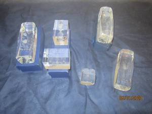 lot 61 image: TOTAL OF 6 TRENDY CRYSTAL GLASS BLOCK PAPER WEIGHTS&nbsp&nbsp-I&nbsp LOVE YOU&nbsp- SPIDER&nbsp&nbsp- PARACHUTE&nbsp&nbsp- FLOWER VASE&nbsp&nbspAND MORE SEE PIC&nbsp