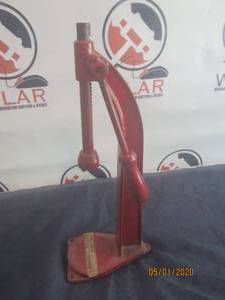 lot 62 image: VINTAGE GEAR TOP&nbsp RED METAL BOTTLE CAPPER&nbsp
