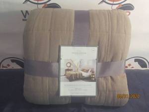 lot 74 image: NEW THRESHOLD KING SIZE FLANNEL BOX STITCH QUILT&nbsp