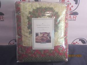 lot 76 image: NEW HOME CLASSIC HANDCRAFTED QUILT SET KING SIZE HOLIDAY HOORAY&nbsp