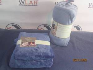 lot 77 image: 2 NEW THROWS&nbsp&nbsp- NORTH POINT PLUSH THROW 50 X 60&nbsp&nbsp- MARTHA STEWART EVERYDAY FLEECE THROW 50 X 60