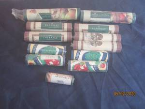 lot 121 image: TOTAL OF 12 COORDINATED WALL COVERING BORDERS&nbsp