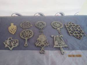 lot 129 image: TOTAL OF 9 VINTAGE&nbsp CAST IRON TRIVETS PLATE WARMERS&nbsp
