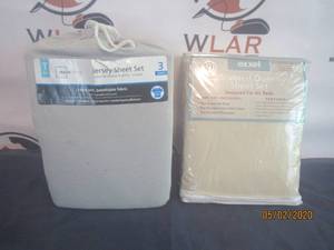 lot 130 image: TOTAL OF 2 NEW BEDDING&nbsp- TWIN MAINSTAY 3 PC JERSEY SHEET SET&nbsp- EXXEL ELEVATED QUEEN SHEET SET 200 THREAD&nbsp