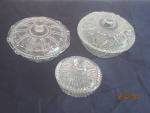 lot 132 image: TOTAL OF 3 VINTAGE LIDDED GLASS CANDY BOWLS&nbsp